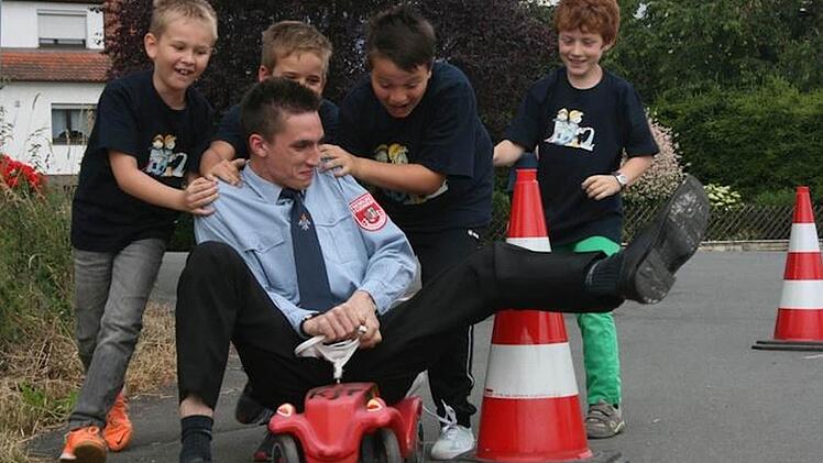 Die Kinder und ihr Betreuer hatten sichtlich Spaß beim Bobbycar-Rennen.  Foto: Amon