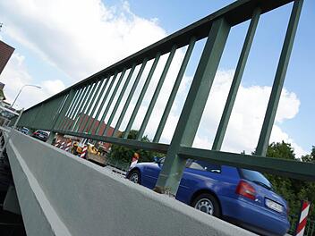 Untenrum ist die Brücke saniert. Jetzt ist die Fahrbahn dran. Foto: Guzy