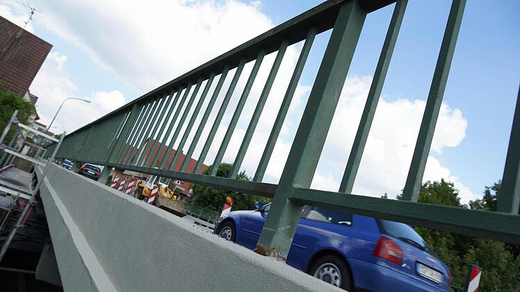 Untenrum ist die Brücke saniert. Jetzt ist die Fahrbahn dran. Foto: Guzy