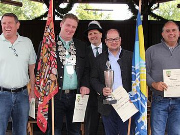 Denis Steinbauer (Zweiter von links) wurde Schausteller-Schützenkönig. Mit im Bild (von links): Hans Keller, Platzmeister Charly Wittig, Karl-Heinz Hartnagel und Andreas Ludwig.  Foto: Rainer Glissnik