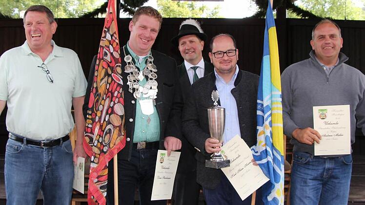 Denis Steinbauer (Zweiter von links) wurde Schausteller-Schützenkönig. Mit im Bild (von links): Hans Keller, Platzmeister Charly Wittig, Karl-Heinz Hartnagel und Andreas Ludwig.  Foto: Rainer Glissnik