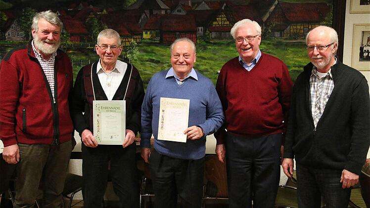 Urkunde für treue Vereinsmitglieder: (von links) Hans Dünninger, Herbert Öhrlein, Rudi Schäfer, Erich Schiefer und Bruno Geiger.   Foto: Schaar
