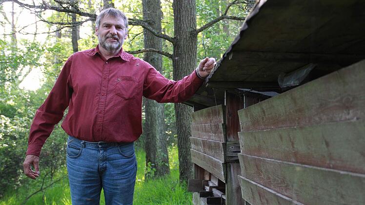 Erhard Bieber hat die Hälfte seiner Bienen im Winter verloren. Er will seine Völker wieder aufbauen: "Man darf den Mut nicht verlieren." Foto: Carmen Schmitt
