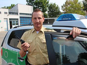 Markus Ried ist von der Sprachqualität der digitalen Funktechnik begeistert. Der Forchheimer Polizist gehört zu jenen Beamten, die gerade die Testphase der neuen Technik mitmachen.  Foto: Ekkehard Roepert