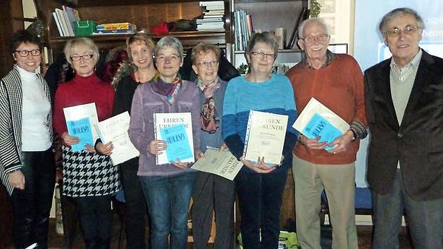 Kreisvorsitzende Petra Fiedler (links) mit den ausgezeichneten BLLV-Mitgliedern Gisela Hürrich, Bettina Lander, Christine Hübschmann, Maria Elisabeth Kohlmann, Sigrid Dormann, Horst Welcher und Wolfgang Jahn Foto: privat