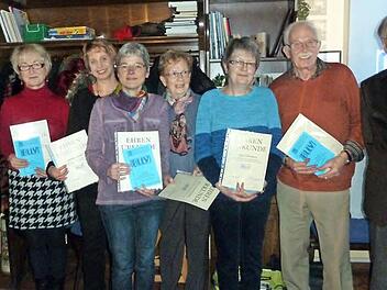 Kreisvorsitzende Petra Fiedler (links) mit den ausgezeichneten BLLV-Mitgliedern Gisela H&uuml;rrich, Bettina Lander, Christine H&uuml;bschmann, Maria Elisabeth Kohlmann, Sigrid Dormann, Horst Welcher und Wolfgang Jahn Foto: privat