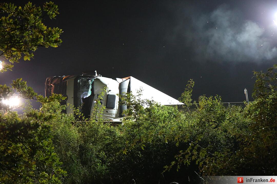 Lkw kippt um und blockiert komplette A9