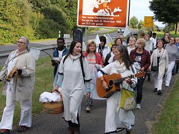 Bezug nehmend auf den "March of hope and peace" der israelischen Sängerin Yael Deckelmann veranstalteten (im Bild vorne von rechts) Ute Fischer-Petersohn und Ulrike Mahr einen entsprechenden Friedensmarsch zur Burggruber Friedenskapelle. Rainer Glissnik