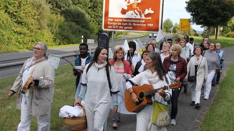 Bezug nehmend auf den "March of hope and peace" der israelischen Sängerin Yael Deckelmann veranstalteten (im Bild vorne von rechts) Ute Fischer-Petersohn und Ulrike Mahr einen entsprechenden Friedensmarsch zur Burggruber Friedenskapelle. Rainer Glissnik