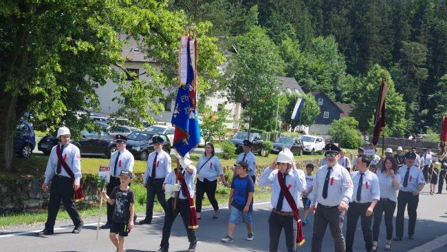Der gro&szlig;e Festumzug bildete den H&ouml;hepunkt des 125-j&auml;hrigen Jubil&auml;ums der FFW Gifting. Foto: Heike Sch&uuml;lein
