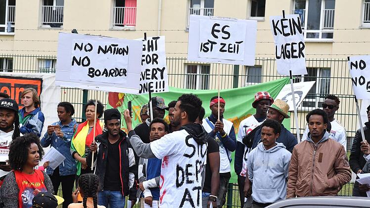 200 Menschen demonstrierten am Samstag, 23. Juni, gegen die Aufnahmeeinrichtung Oberfranken. Foto: Ronald Rinklef