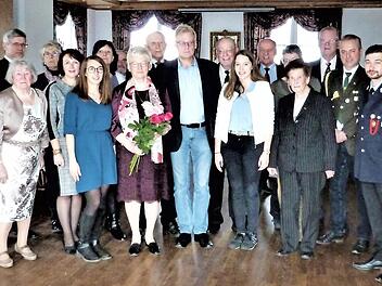 Wie beliebt Gisela Sesselmann ist, wurde an ihrem 80. Geburtstag deutlich. Unser Bild zeigt sie (mit Blumenstrauß) mit ihrem Lebenspartner Konrad Goldfuß, ihren Söhnen Uwe und Arnd mit deren Familien und weiteren Geburtstagsgästen.  Foto: Werner Reißaus