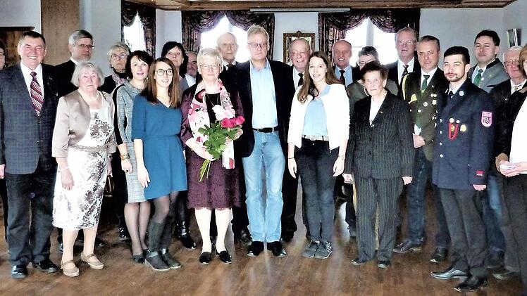 Wie beliebt Gisela Sesselmann ist, wurde an ihrem 80. Geburtstag deutlich. Unser Bild zeigt sie (mit Blumenstrauß) mit ihrem Lebenspartner Konrad Goldfuß, ihren Söhnen Uwe und Arnd mit deren Familien und weiteren Geburtstagsgästen.  Foto: Werner Reißaus