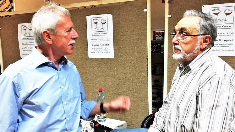 Alfred Ruppert (75, rechts) im Gespräch mit Altbürgermeister und Moderator Ernst Stross in der Stadtbibliothek.  Foto: Sigismund von Dobschütz