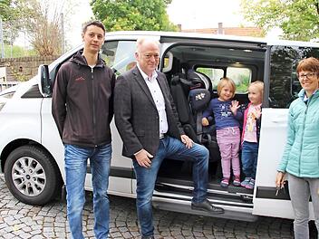Seit dieser Woche hat der Kindergarten Brünn einen neuen Bus für die Fahrdienste. Bei der Übergabe waren dabei (von links): Kindergartenverein-Vorstandsmitglied Johannes Bieberich, Bürgermeister Helmut Blank, die Kindergartenkinder Annika und Hannah sowie die Leiterin der Einrichtung, Sabine Herold. Foto: Heike Beudert