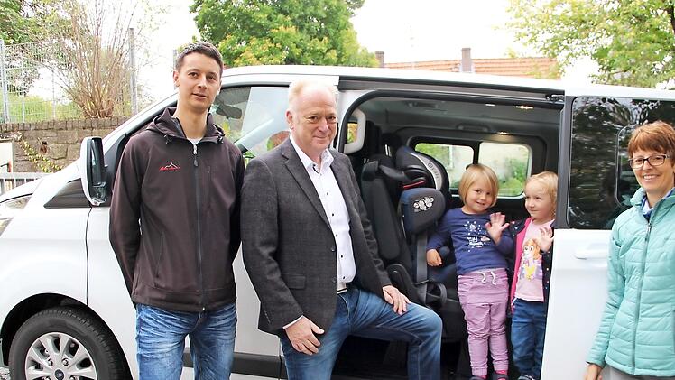 Seit dieser Woche hat der Kindergarten Brünn einen neuen Bus für die Fahrdienste. Bei der Übergabe waren dabei (von links): Kindergartenverein-Vorstandsmitglied Johannes Bieberich, Bürgermeister Helmut Blank, die Kindergartenkinder Annika und Hannah sowie die Leiterin der Einrichtung, Sabine Herold. Foto: Heike Beudert