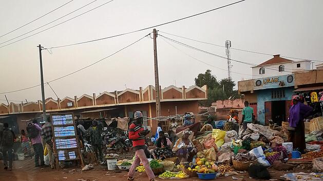 Malier verkaufen ihre Waren am Stra&szlig;enrand.  Fotos: Johanna Blum