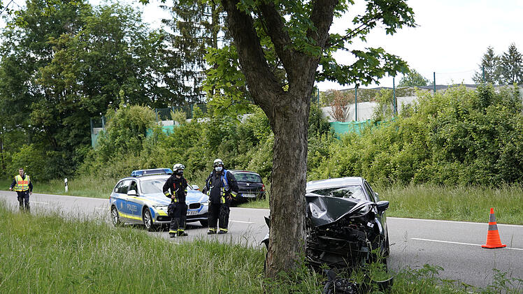Auto kracht gegen Baum