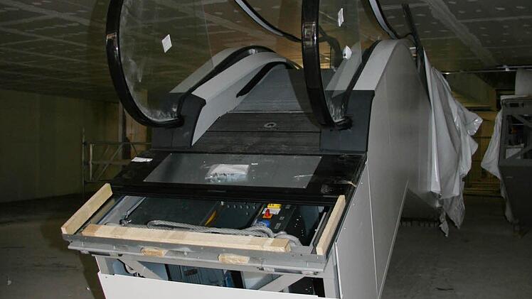 Auch im liegenden Zustand ist die Rolltreppe ein Monstrum