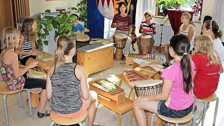 Die Orffgruppe der Grundschule zeigte unter Leitung von Konrektorin Jutta Helbig das Resultate erfolgreichen Musikunterrichts.