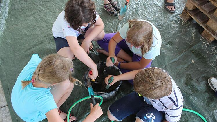 Der Mörtel muss gemischt werden.