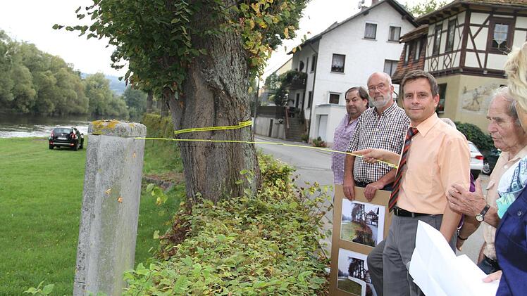 Noch viel Diskussionsbedarf in Schwürbitz: Richard Lieb (2. v. re.), Sachgebietsleiter Planung beim Wasserwirtschaftsamt Kronach, zeigt mit dem Zollstock die Höhe der geplanten Spundwand an. Mit der Höhe von 1,40 Meter sind weder Gemeinderat Carlo Scheidt (2. v. li.)noch Anwohner Georg Vogel jr. (re.) einverstanden.  Foto: s: Gerda Völk