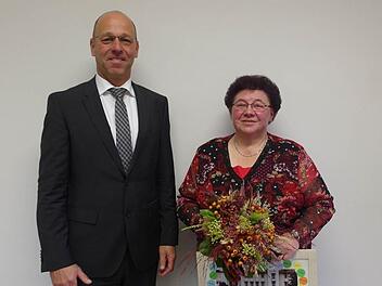 Wildfleckens Bürgermeister Gerd Kleinhenz (PWW) verabschiedete Brigitte Lochner in ihren wohlverdienten Ruhestand. Foto: Helmut Raab