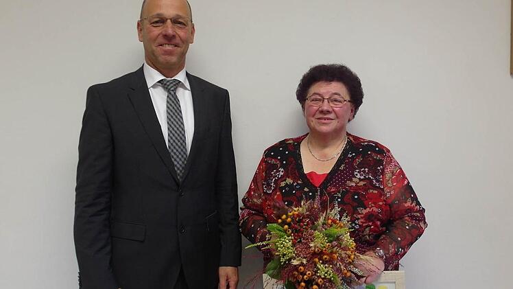 Wildfleckens Bürgermeister Gerd Kleinhenz (PWW) verabschiedete Brigitte Lochner in ihren wohlverdienten Ruhestand. Foto: Helmut Raab
