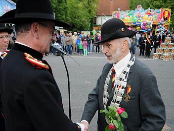 Schützenkönig beim Pfingstschießen der Bürgerwehr wurde in diesem Jahr Ernst Zieg (rechts) mit 49 Ringen. Dafür hängte ihm Bürgerwehrhauptmann Manfred Barfuß die Königskette um. Foto: Gerold Snater