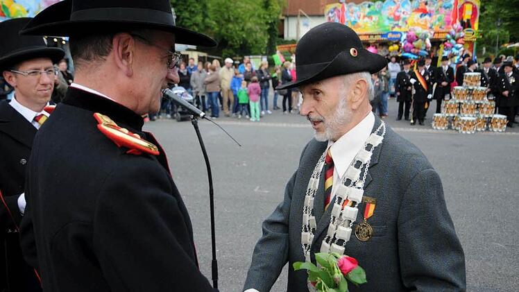 Schützenkönig beim Pfingstschießen der Bürgerwehr wurde in diesem Jahr Ernst Zieg (rechts) mit 49 Ringen. Dafür hängte ihm Bürgerwehrhauptmann Manfred Barfuß die Königskette um. Foto: Gerold Snater