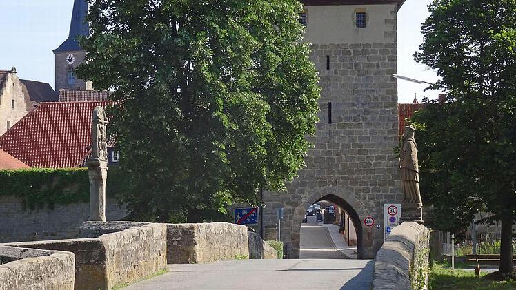 Blick durch das Rothenberger Tor von Seßlach Richtung Flenderstraße. Dieses malerische Ambiente diente auch schon als stimmungsvoller Rahmen für Filmaufnahmen.