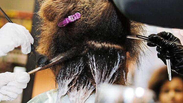 Dieses junge Mädchen wird von zwei Friseurinnen gleichzeitig aufgehübscht. Ein Gefühl, das die Kids so nicht gewohnt sind. Fotos: Hendrik Steffens