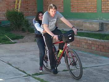 Klaus Rübensaal und sein Fahrrad sind die Stars auf dem Hof. Jedes Kind will eine Runde mit dem Deutschen drehen.  Fotos: Klaus Rübensaal