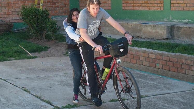 Klaus Rübensaal und sein Fahrrad sind die Stars auf dem Hof. Jedes Kind will eine Runde mit dem Deutschen drehen.  Fotos: Klaus Rübensaal