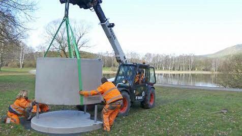 Drei neue Umkleidekabinen haben die Bauhof-Mitarbeiter rund um den Badesee aufgestellt. Foto: Dieter Hübner
