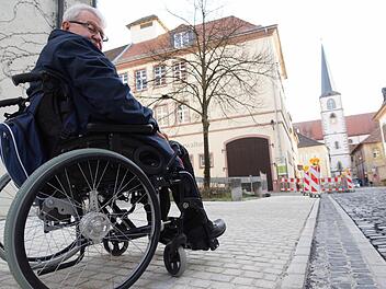Wilhelm Ganghammer hat die Stadt auf Barrierefreiheit getestet.Foto: Archiv/Arkadius Guzy