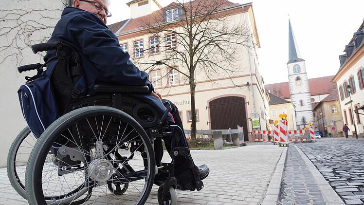 Wilhelm Ganghammer hat die Stadt auf Barrierefreiheit getestet.Foto: Archiv/Arkadius Guzy