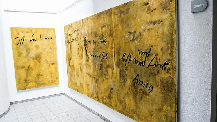 Dietmar Pfister hat Luther-Zitate in Bilder eingearbeitet - ab Samstag, 6. Mai, im Kunstverein Coburg zu sehen.Foto: Jochen Berger