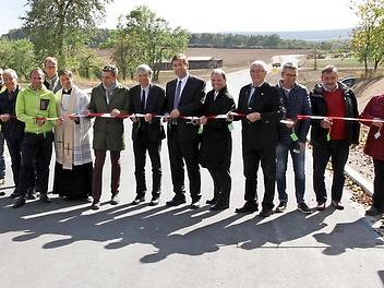 Vertreter aus Politik, Wirtschaft und Kirche eröffneten die neue Straße zwischen Schnaid und Stiebarlimbach.  Foto: Mathias Erlwein