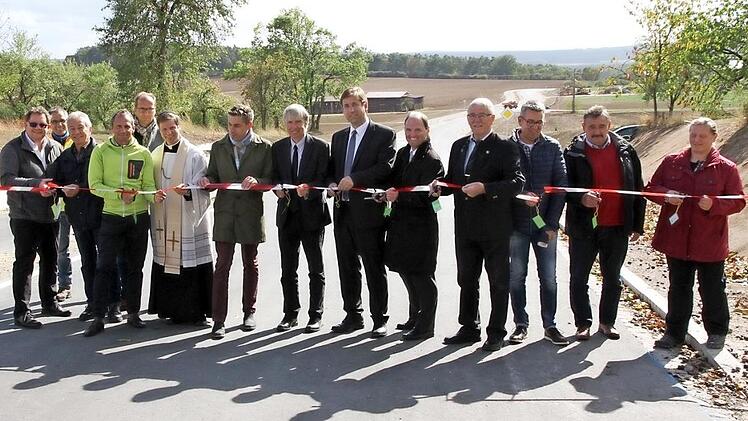 Vertreter aus Politik, Wirtschaft und Kirche eröffneten die neue Straße zwischen Schnaid und Stiebarlimbach.  Foto: Mathias Erlwein