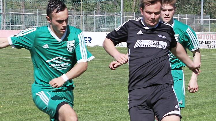 TV Ebern - TSVfB Krecktal (2:2). Lukas Geuß (links) lässt den Krecktaler Angreifer nicht vorbei. Foto: Wolfgang Dietz