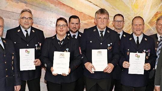 Der Landkreis Kronach ehrte Britta Fischer für 25 Jahre aktive Dienstzeit, Roland Walda für 40 Jahre aktive Dienstzeit, außerdem wurde Georg und Erich Reis das Ehrenzeichen in Silber verliehen. Das Bild zeigt, von links, Kreisbrandrat Markus Reisc...