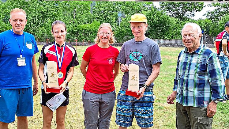 Antonia Jacobi und Daniel Eckardt (mit Pokal) mit Johanna Knauer (Mitte), J&ouml;rg Schnappauf (links) und Pokalstifter G&uuml;nter R&ouml;del (rechts).Ruth Bock