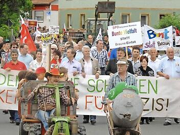 Mit einem bunten Protestzug haben sich Bürger und Kommunalpolitiker in den vergangenen Jahren schon gegen die rechten Umtriebe in Schwarzach gewehrt.  Foto: Archiv