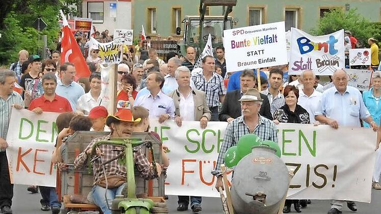 Mit einem bunten Protestzug haben sich Bürger und Kommunalpolitiker in den vergangenen Jahren schon gegen die rechten Umtriebe in Schwarzach gewehrt.  Foto: Archiv