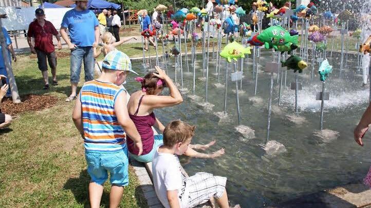 Im Wasserbecken vor dem Rathaus waren die 100 Exemplare noch einmal gemeinsam versammelt. Foto: Sonja Werner
