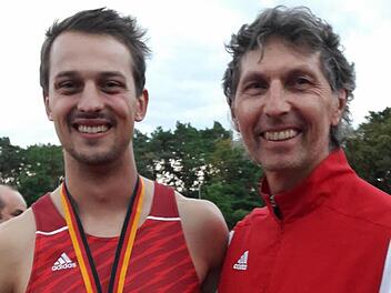 Trainer Peter Müller (rechts) freute sich mit Christoph Lange über dessen starke Leistung und die erfolgreiche Wettkampf-Taktik. Foto: privat