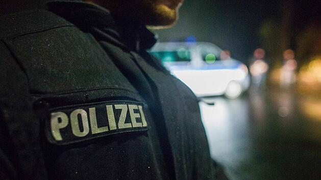 Eishockeyfans aus Schweinfurt haben nach dem Derby in Ha&szlig;furt Fanutensilien aus einer Kneipe gestohlen. Auch ein Polizeibeamter wurde beleidigt. Symbolfoto: dpa