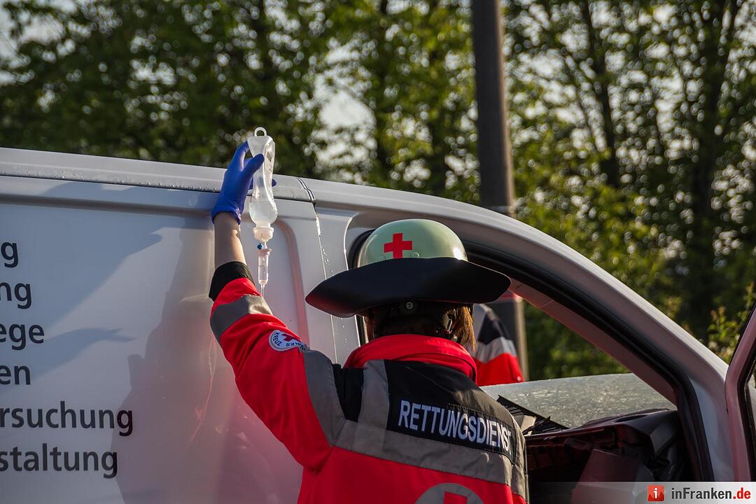 Schwerer Unfall in Fürth: Kleintransporter kracht in Kehrfahrzeug