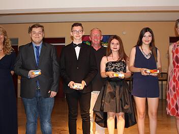 Ein Präsent erhielten die besten Entlassschüler der Mittelschule Bad Rodach (von links): Rektorin Manuela Oppel, Janik Wutschka, Patrick Fischer, Klassenlehrer Hans-Peter Fischer, Esra Durak, Selina Arslan, Bad Rodachs Dritte Bürgermeisterin Nina Klett. Foto: Henning Schuster